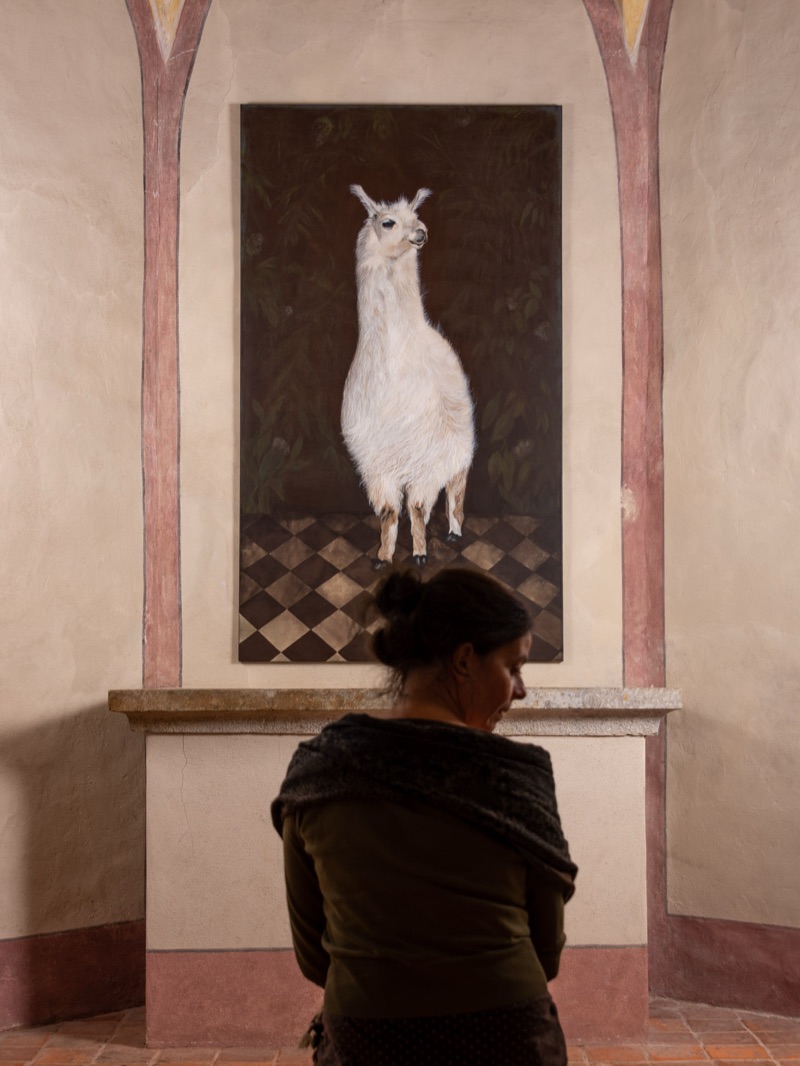 Andrea Brun vor einem ihrer Lama-Gemälde